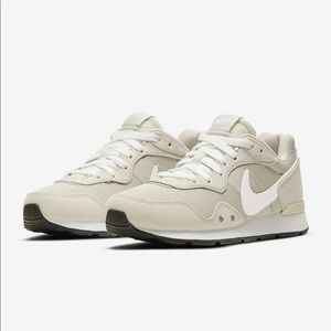 Nike Women’s Venture Runner (size 6.5)